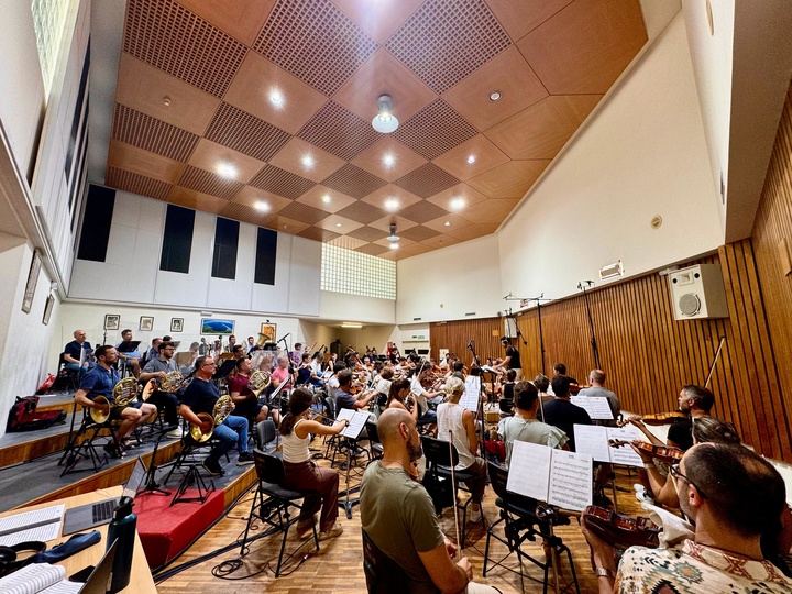 Imagen de la grabación de la banda sonora original de 'La Navidad en sus manos 2' en el Auditorio regional Víctor Villegas