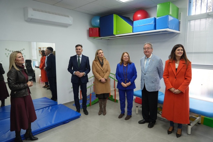 La consejera de Política Social, Familias e Igualdad, Conchita Ruiz, junto a la presidente de la Asamblea, Visitación Martínez, y el alcalde San Pedro del Pinatar, Pedro Javier Sánchez, durante la inauguración del nuevo CDIAT del municipio (1)