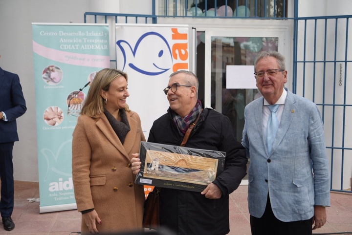 La consejera de Política Social, Familias e Igualdad, Conchita Ruiz, junto a la presidente de la Asamblea, Visitación Martínez, y el alcalde San Pedro del Pinatar, Pedro Javier Sánchez, durante la inauguración del nuevo CDIAT del municipio (2)