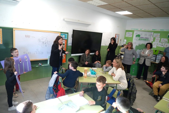 La consejera de Pol&iacute;tica Social, Conchita Ruiz, junto a la alcaldesa de Fuente &Aacute;lamo, Juana Mar&iacute;a Mart&iacute;nez, y la presidenta de Afammer, Carmen Ingl&eacute;s, durante su visita al taller de corresponsabilidad del CEIP Las Palas (1)