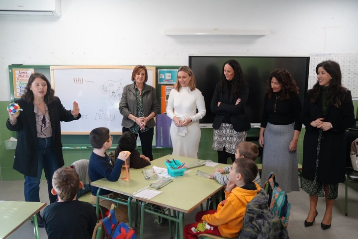 La consejera de Pol&iacute;tica Social, Conchita Ruiz, junto a la alcaldesa de Fuente &Aacute;lamo, Juana Mar&iacute;a Mart&iacute;nez, y la presidenta de Afammer, Carmen Ingl&eacute;s, durante su visita al taller de corresponsabilidad del CEIP Las Palas (2)