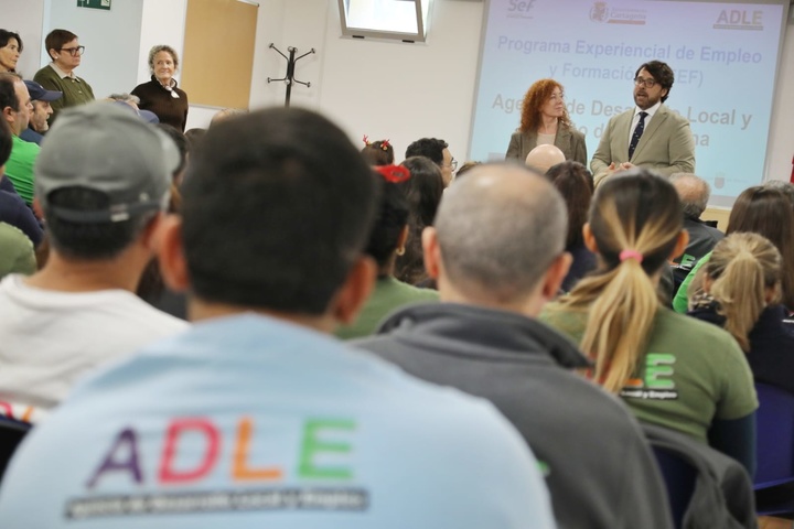 La directora general del SEF, Pilar Valero, junto con el concejal de Empleo Formaci&oacute;n y Contrataci&oacute;n de Cartagena, &Aacute;lvaro Vald&eacute;s, durante el encuentro...