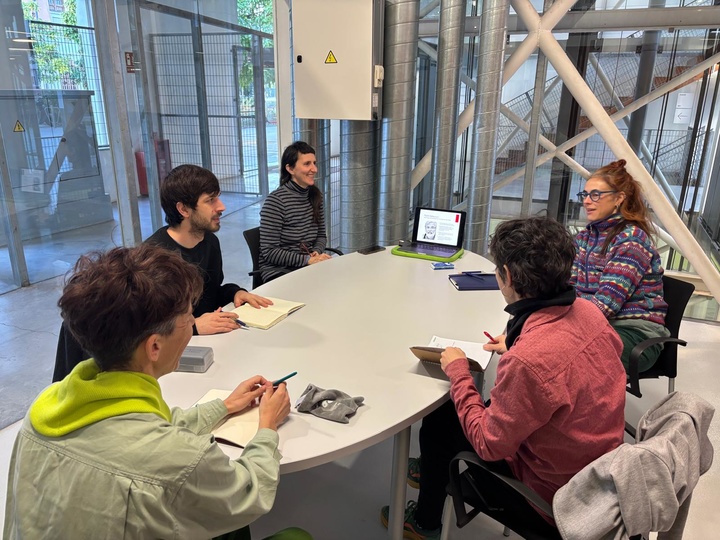 Reuni&oacute;n de la core&oacute;grafa Natalia Jim&eacute;nez y el artista sonoro Ernesto de Rosa con sus colaboradores en el Centro P&aacute;rraga