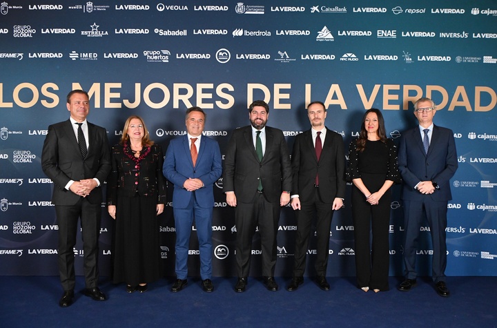 El jefe del Ejecutivo auton&oacute;mico, Fernando L&oacute;pez Miras, asisti&oacute; ayer a la gala de entrega de premios 'Los Mejores' del diario La Verdad (1)