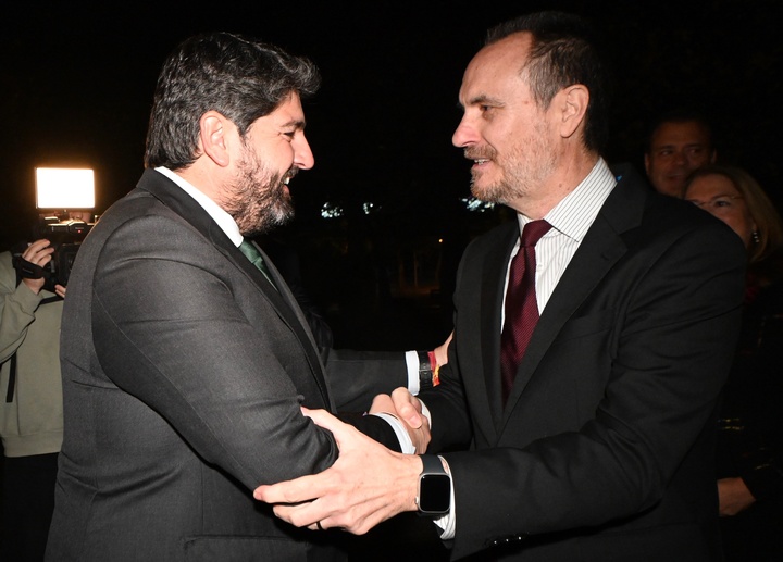El jefe del Ejecutivo auton&oacute;mico, Fernando L&oacute;pez Miras, asisti&oacute; ayer a la gala de entrega de premios 'Los Mejores' del diario La Verdad (2)