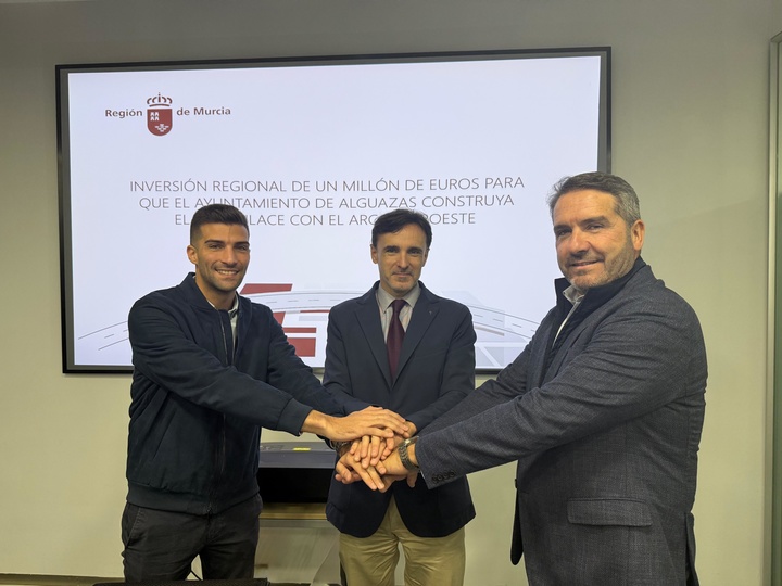 El consejero de Fomento e Infraestructuras, Jorge Garc&iacute;a Montoro, junto al alcalde de Alguazas, Jos&eacute; Gabriel Garc&iacute;a y el presidente de CROEM, Miguel...