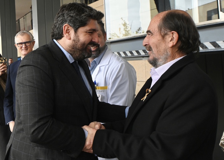 L&oacute;pez Miras saluda al presidente de Afacmur, Francisco Palaz&oacute;n