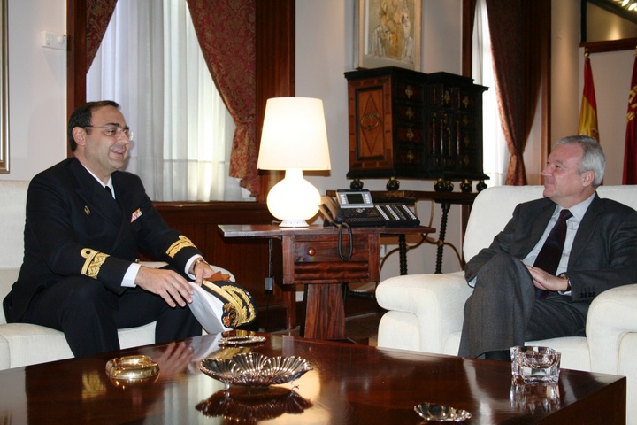 El presidente Valcárcel con el contralmirante Jefe de Estado Mayor de la Fuerza de Acción Marítima