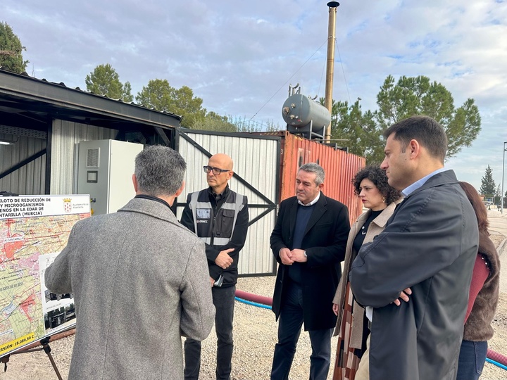 El director general del Agua, Jos&eacute; Sandoval, junto al gerente de Esamur, Joaqu&iacute;n Buend&iacute;a, en la EDAR de Alcantarilla.&nbsp;