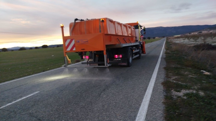 Imagen de las labores preventivas realizadas este fin de semana, con el esparcimiento de salmuera en la carretera regional RM-B23 en Moratalla
