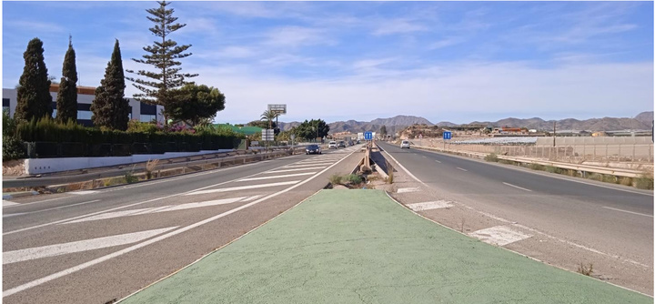 Imagen de la v&iacute;a de servicio de la RM-11, autov&iacute;a que une Lorca con &Aacute;guilas, que se va a remodelar (2)