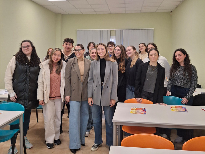 La directora general de Juventud, Carmen Mar&iacute;a Mu&ntilde;oz, con participantes en uno de los cursos celebrados el pasado a&ntilde;o.&nbsp;