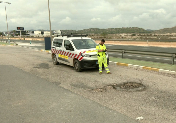 Un trabajador de conservaci&oacute;n de carreteras utiliza el ISI Roads en una v&iacute;a regional.