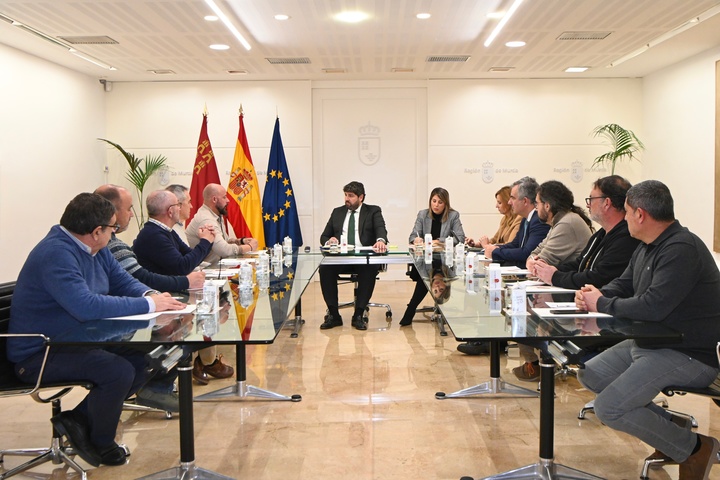 L&oacute;pez Miras se re&uacute;ne con los trabajadores de Sabic y exige a la empresa un plan de recolocaci&oacute;n