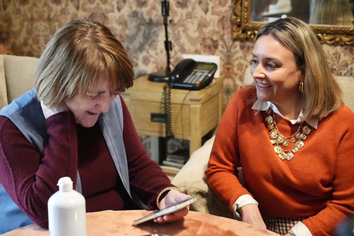 La consejera de Pol&iacute;tica Social, Familias e Igualdad, Conchita Ruiz, junto a Fuensanta, usuaria del nuevo dispositivo de teleasistencia predictiva...