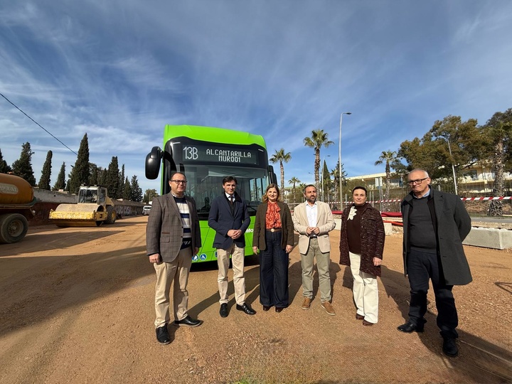 El consejero de Fomento e Infraestructuras, Jorge Garc&iacute;a Montoro, acompa&ntilde;ado de la alcaldesa de Alcantarilla, Paqui Terol, visitan las obras de los puntos de recarga que se est&aacute;n instalando en el municipio para dar servicio a los autobuses Movibus