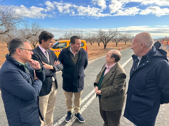El consejero de Fomento e Infraestructuras, Jorge Garc&iacute;a Montoro, acompa&ntilde;ado del alcalde de Mula, Juan Jes&uacute;s Moreno, visitan el inicio de obra de la carretera regional RM-C27
