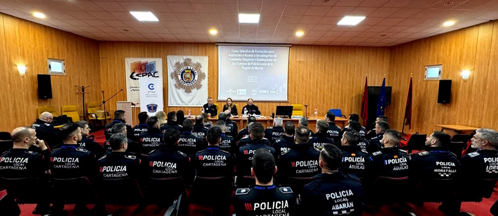 Un momento de la inauguraci&oacute;n del curso selectivo para aspirantes a mandos de las polic&iacute;as locales de ocho municipios