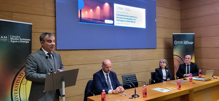 El consejero de Medio Ambiente, Universidades, Investigaci&oacute;n y Mar Menor, Juan Mar&iacute;a V&aacute;zquez, durante su intervenci&oacute;n en la jornada cient&iacute;fico-t&eacute;cnica sobre la 'Contaminaci&oacute;n lum&iacute;nica y eficiencia energ&eacute;tica en Cartagena y Mar Menor: an&aacute;lisis t&eacute;cnico y jur&iacute;dico' (2).