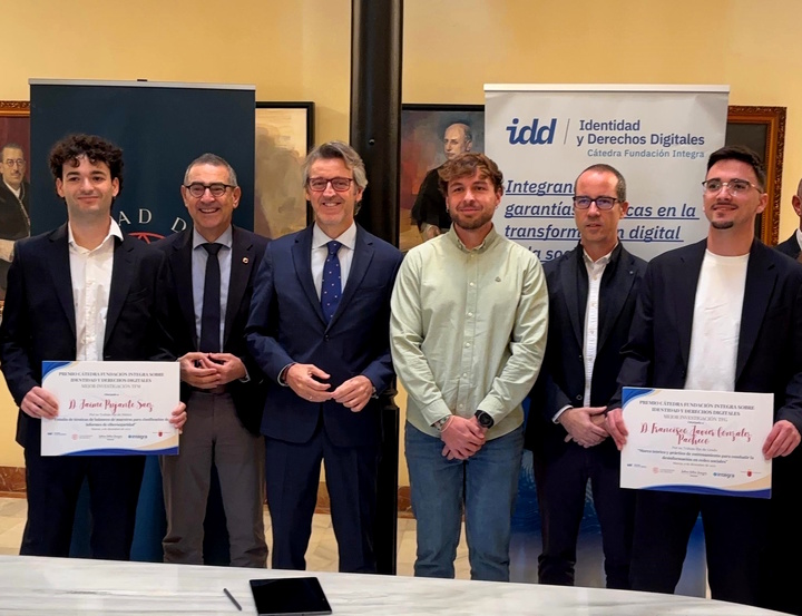 El consejero de Econom&iacute;a, Hacienda, Fondos Europeos y Transformaci&oacute;n Digital, Luis Alberto Mar&iacute;n, y el rector de la UMU, Jos&eacute; Luj&aacute;n, junto con los...