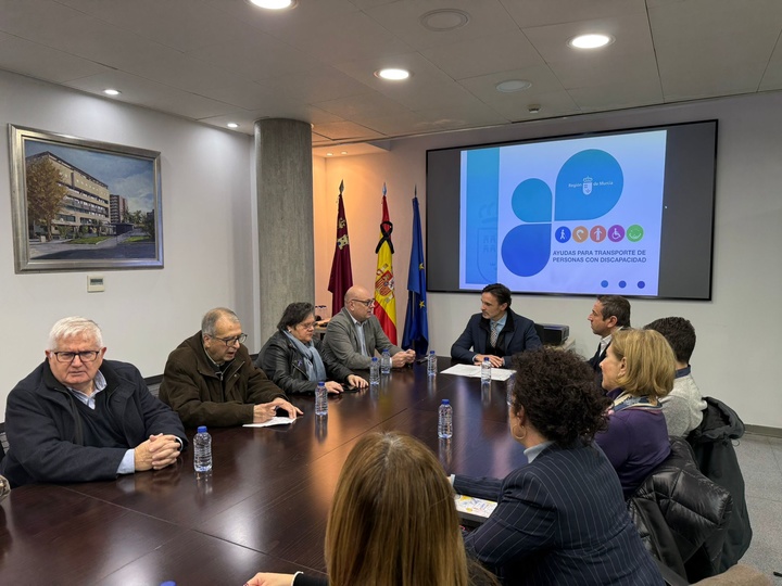 El consejero de Fomento e infraestructuras, Jorge Garc&iacute;a Montoro, durante el encuentro con CERMI y representantes de las quince asociaciones de personas con discapacidad de la Regi&oacute;n beneficiadas con las ayudas del transporte