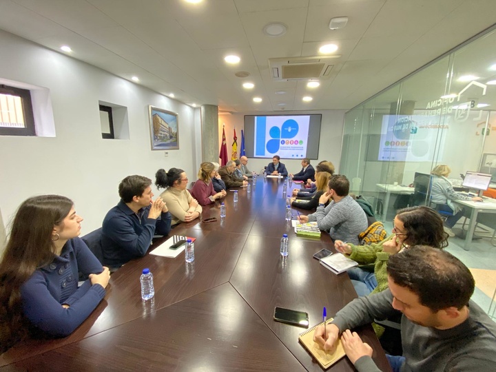 El consejero de Fomento e infraestructuras, Jorge Garc&iacute;a Montoro, durante el encuentro con CERMI y representantes de las quince asociaciones de personas con discapacidad de la Regi&oacute;n beneficiadas con las ayudas del transporte