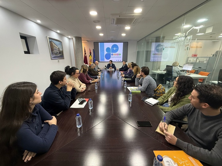 El consejero de Fomento e infraestructuras, Jorge Garc&iacute;a Montoro, durante el encuentro con CERMI y representantes de las quince asociaciones de personas con discapacidad de la Regi&oacute;n beneficiadas con las ayudas del transporte