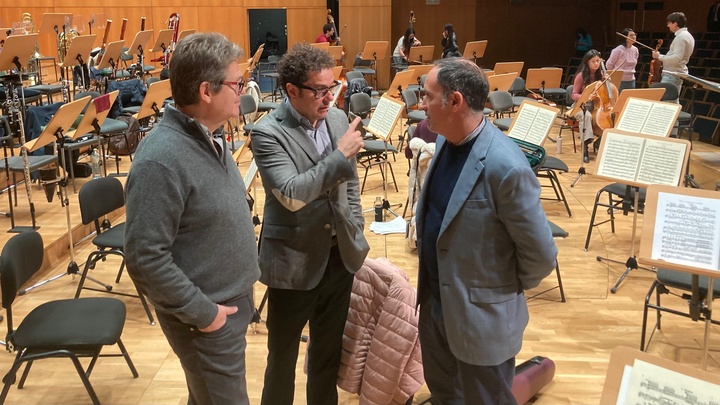 Imagen del director general del Instituto de las Industrias Culturales y las Artes, Manuel Cebri&aacute;n, conversando en el descanso del ensayo de la Orquesta...