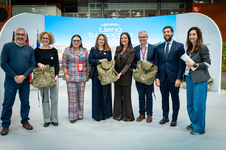 La consejera de Turismo, Cultura, Juventud y Deportes presenta en FITUR el nuevo producto de ecoturismo 'Llena tu mochila de vida'