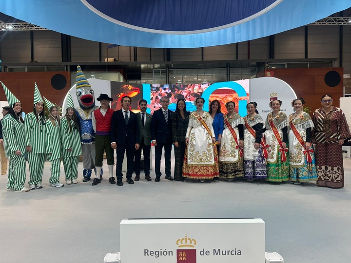La consejera Carmen Conesa, con huertanos y sardineros que presentaron en Fitur la celebraci&oacute;n de su 175 aniversario.