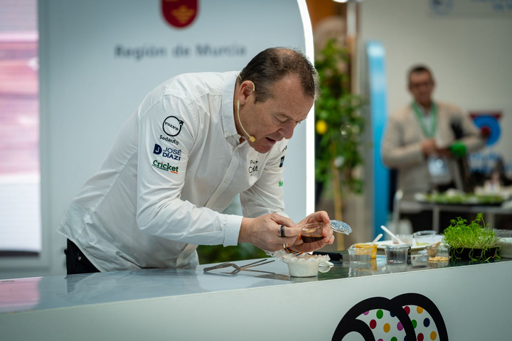 Pablo Gonz&aacute;lez Conejero, durante su demostraci&oacute;n culinaria en el estand de la Regi&oacute;n en Fitur 2026.