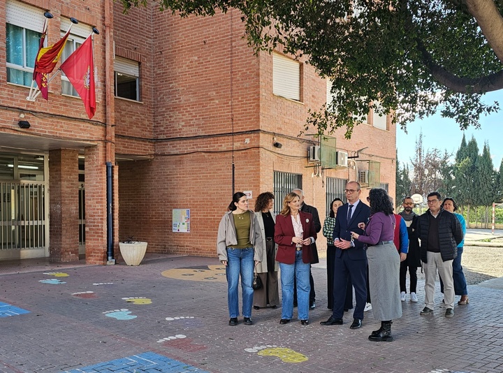 El consejero de Educaci&oacute;n y Formaci&oacute;n Profesional, V&iacute;ctor Mar&iacute;n, visita el colegio Jacinto Benavente de Alcantarilla, donde se realizar&aacute;n obras de...