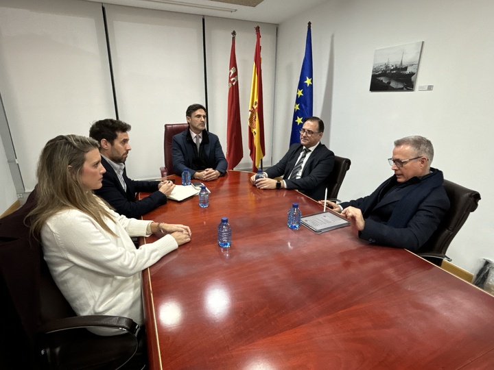 El consejero de Fomento e Infraestructuras, Jorge Garc&iacute;a Montoro, durante la reuni&oacute;n con los presidentes de Frecom y Apirm, Jos&eacute; Hern&aacute;ndez y Jos&eacute; Ram&oacute;n Bl&aacute;zquez, respectivamente, dentro de la ronda de contactos sobre la tramitaci&oacute;n del Anteproyecto de Ley de Vivienda Asequible