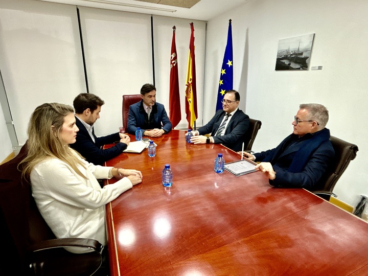 El consejero de Fomento e Infraestructuras, Jorge Garc&iacute;a Montoro, durante la reuni&oacute;n con los presidentes de Frecom y Apirm, Jos&eacute; Hern&aacute;ndez y Jos&eacute;...
