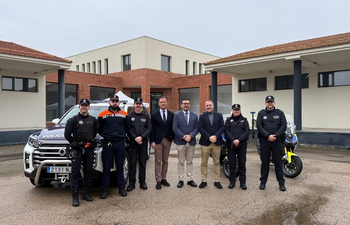 El consejero de Presidencia, Portavoc&iacute;a, Acci&oacute;n Exterior y Emergencias, Marcos Ortu&ntilde;o, junto con el alcalde de Cieza, Tom&aacute;s Rubio, el director general...