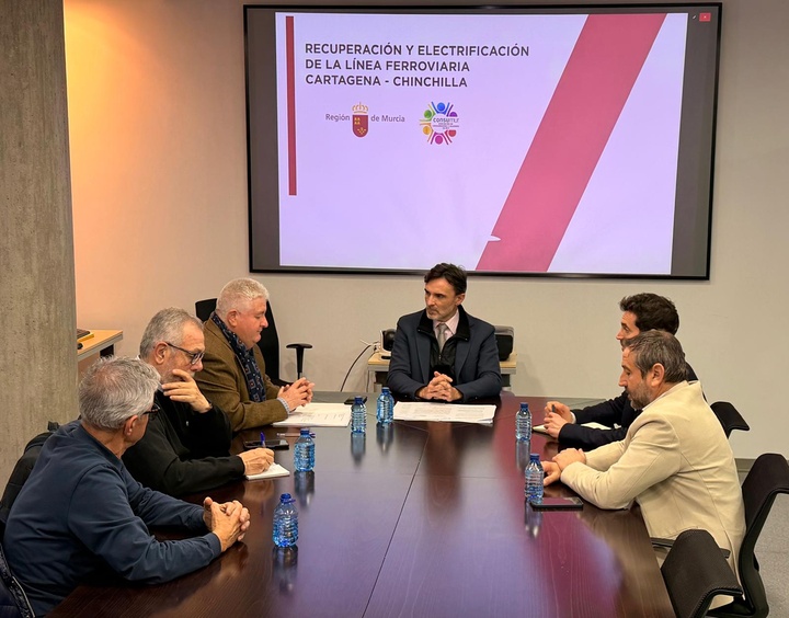 El consejero de Fomento de Fomento e Infraestructuras, Jorge Garc&iacute;a Montoro, durante el encuentro con el presidente de la asociaci&oacute;n Consumur, Roberto...