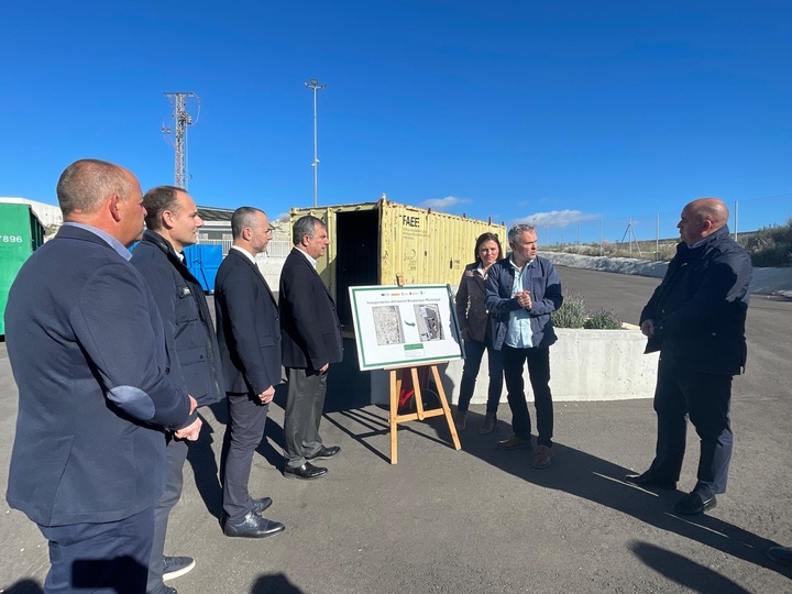 El consejero de Medio Ambiente, Universidades, Investigaci&oacute;n y Mar Menor, Juan Mar&iacute;a V&aacute;zquez, junto a la alcaldesa de Fortuna, Catalina Herrero, visitan el nuevo Ecoparque municipal (2).