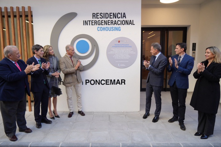 Los consejeros de Fomento e Infraestructuras, Jorge Garc&iacute;a Montoro, y de Pol&iacute;tica Social, Familias e Igualdad, Conchita Ruiz, junto al alcalde de...