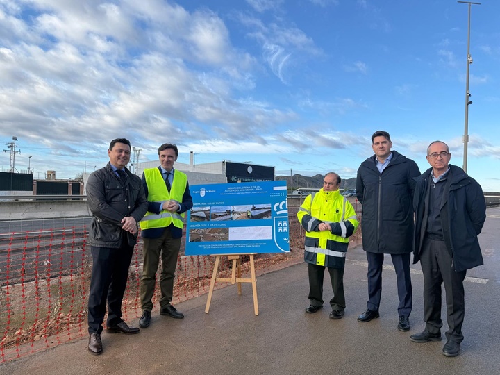 El consejero de Fomento e Infraestructuras, Jorge Garc&iacute;a Montoro, junto al alcalde de San Javier, Jos&eacute; Miguel Luengo, el director general de Carreteras, Francisco Carrillo, representantes de Himoinsa, supervisan la obra de mejora del drenaje de la autov&iacute;a RM-19