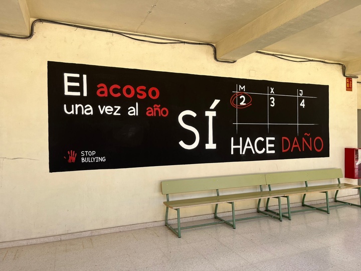 Imagen de la frase premiada en ediciones anteriores, en el IES Miguel Espinosa (Murcia).