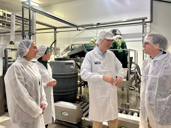 Imagenes de la consejera Sara Rubira durante la visita a las instalaciones de la empresa Faroliva