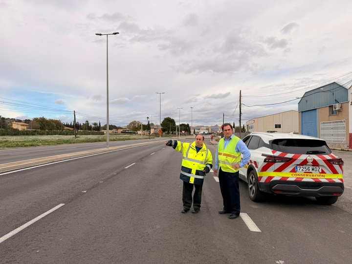 El director general de Carreteras, Francisco Carrillo, supervisa las obras de mejora del firme de la carretera RM-414 que une Santomera con Abanilla