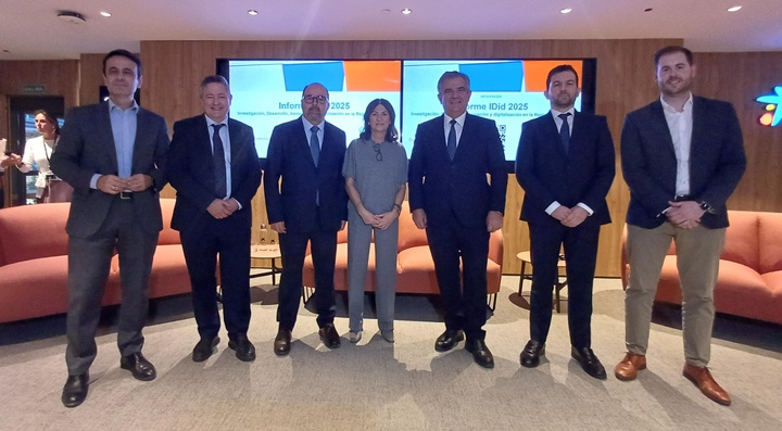 El consejero de Medio Ambiente, Universidades, Investigaci&oacute;n y Mar Menor, Juan Mar&iacute;a V&aacute;zquez, junto a los ponentes y organizaci&oacute;n del acto de presentaci&oacute;n...