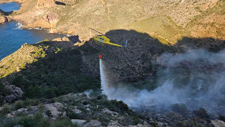 Esta ma&ntilde;ana se incorporaron a las labores de extinci&oacute;n dos helic&oacute;pteros de la Comunidad (1)