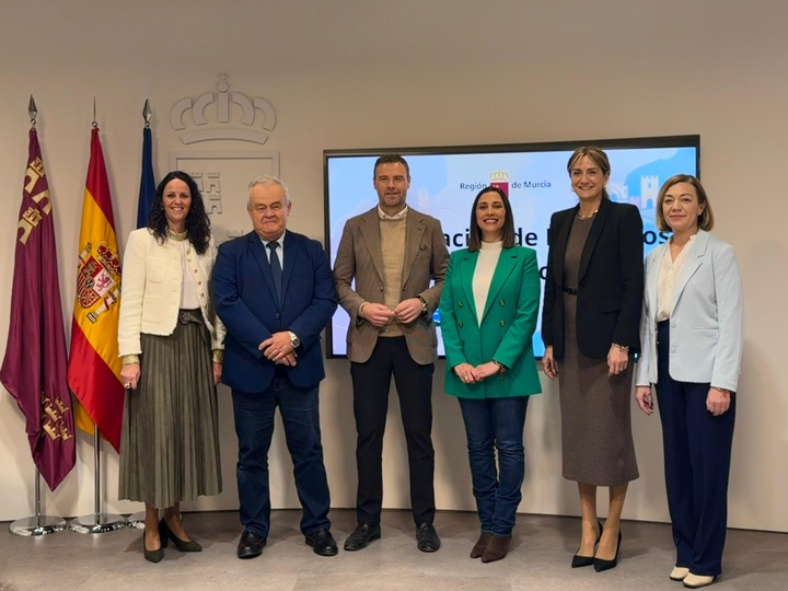 La consejera Sara Rubira junto a los representantes de los cinco Grupos de Acci&oacute;n Local de la Regi&oacute;n de Murcia.