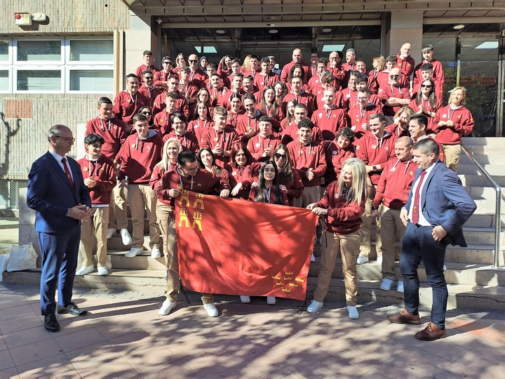 El consejero de Educaci&oacute;n y Formaci&oacute;n Profesional, V&iacute;ctor Mar&iacute;n, despide al alumnado de FP de la Regi&oacute;n de Murcia que participan en Spainskills`26,...