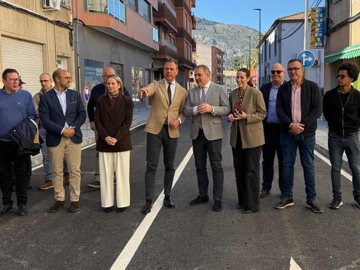 El consejero de Presidencia, Portavoc&iacute;a, Acci&oacute;n Exterior y Emergencias, Marcos Ortu&ntilde;o, acompa&ntilde;ado por la alcaldesa de Ceheg&iacute;n, Alicia del Amor, el director general de Administraci&oacute;n Local, Francisco Abril, concejales del Ayuntamiento y responsable de la obra, en su visita a la calle que ha sido renovada.