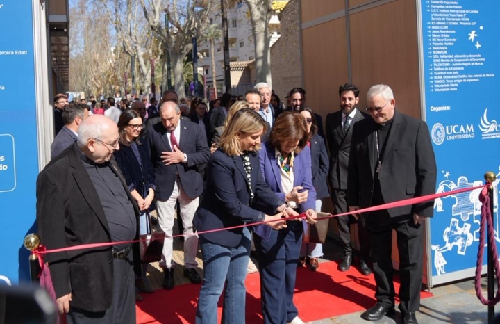 La consejera de Pol&iacute;tica Social, Familias e Igualdad, Conchita Ruiz, junto con el obispo de la Di&oacute;cesis de Cartagena, Jos&eacute; Manuel Lorca Planes, y...