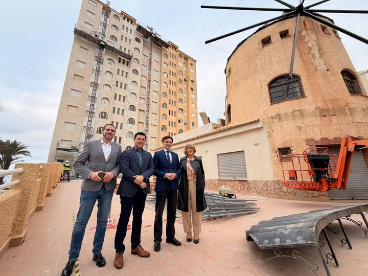 El consejero de Fomento e Infraestructuras, Jorge Garc&iacute;a Montoro, junto al alcalde de San Javier, Jos&eacute; Miguel Luengo, durante la visita a las obras...