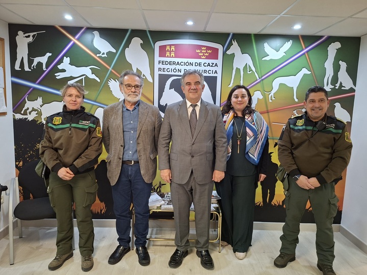 El consejero de Medio Ambiente, Universidades, Investigaci&oacute;n y Mar Menor, Juan Mar&iacute;a V&aacute;zquez, junto al presidente de la Federaci&oacute;n de Caza de la Regi&oacute;n de Murcia, Jos&eacute; Antonio Moreno, antes de la inauguraci&oacute;n de la jornada 'Caza, gesti&oacute;n cineg&eacute;tica Regi&oacute;n de Murcia'.